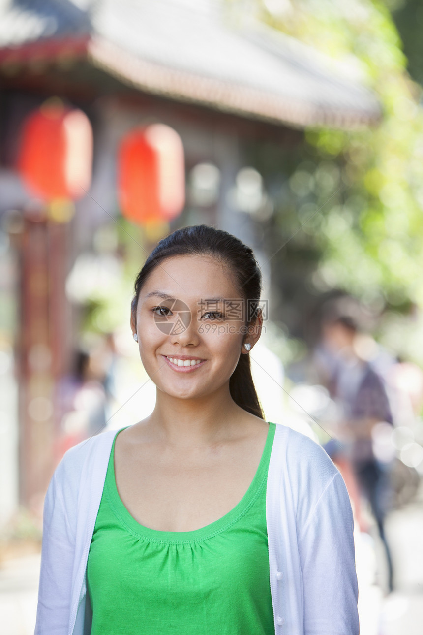 北京青年女子肖像 北京城市黑发服装休闲女性微笑街道耳环幸福绿色图片