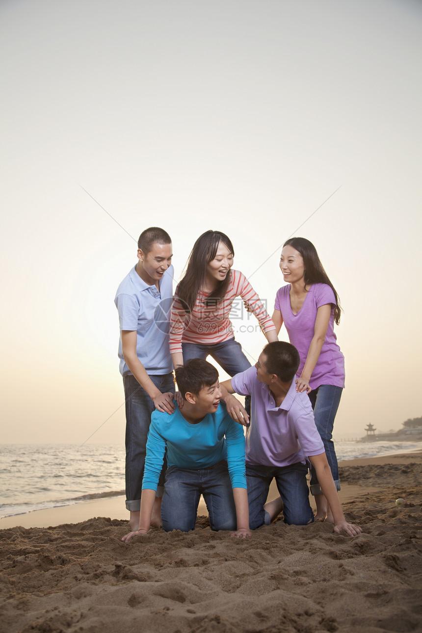使人类金字塔在海滩上成为人类金字塔的朋友团体图片