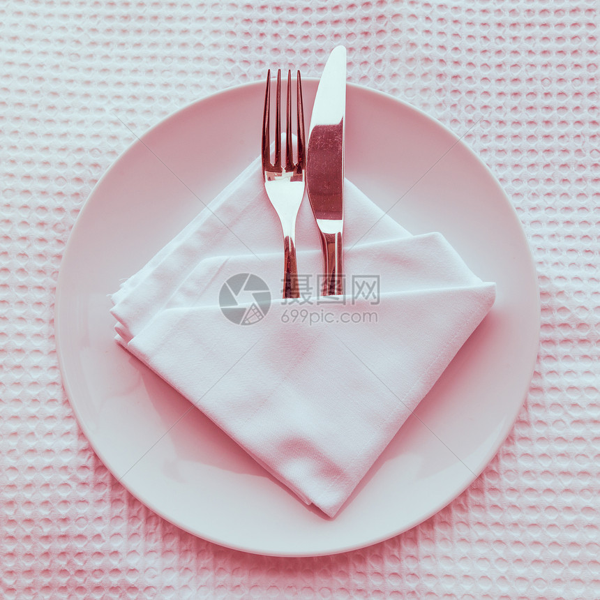 盘子上的叉和刀 彩色复古风格用具食物银器水平亚麻餐巾勺子桌布生活白色图片