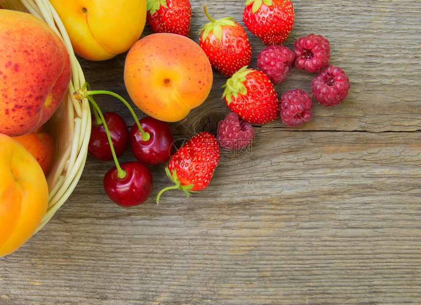 木质桌上的甜果和糖浆果味木头宏观植物收成营养生物饮食节食食物图片