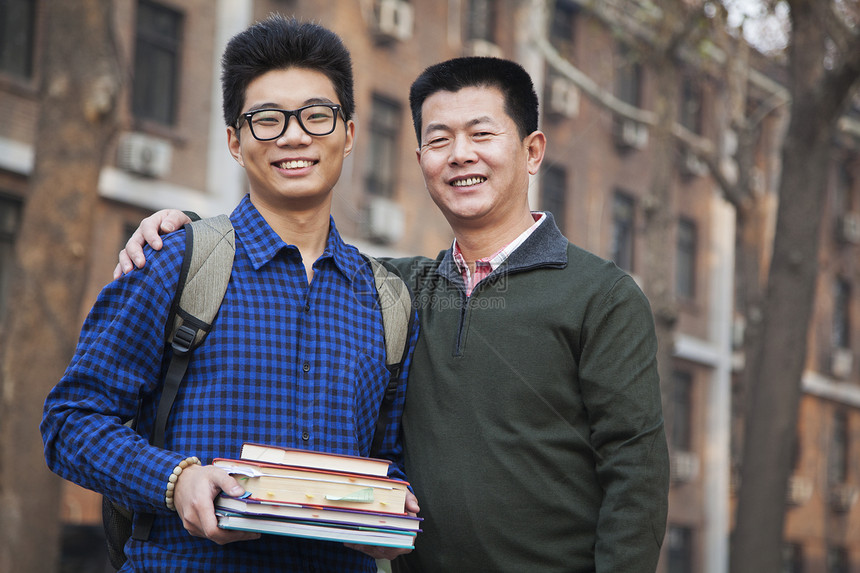 父亲和儿子在宿舍前画像大学生收腰传统校园图书开端学习年轻人享受教育图片