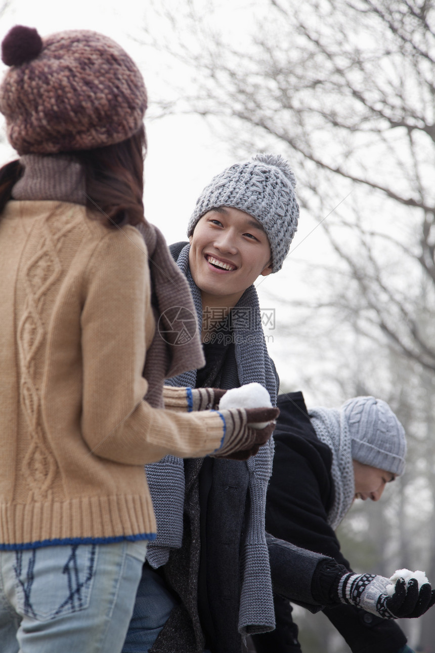 玩雪中的朋友围巾友谊休闲活动弯曲投掷年轻人微笑低温恶作剧图片