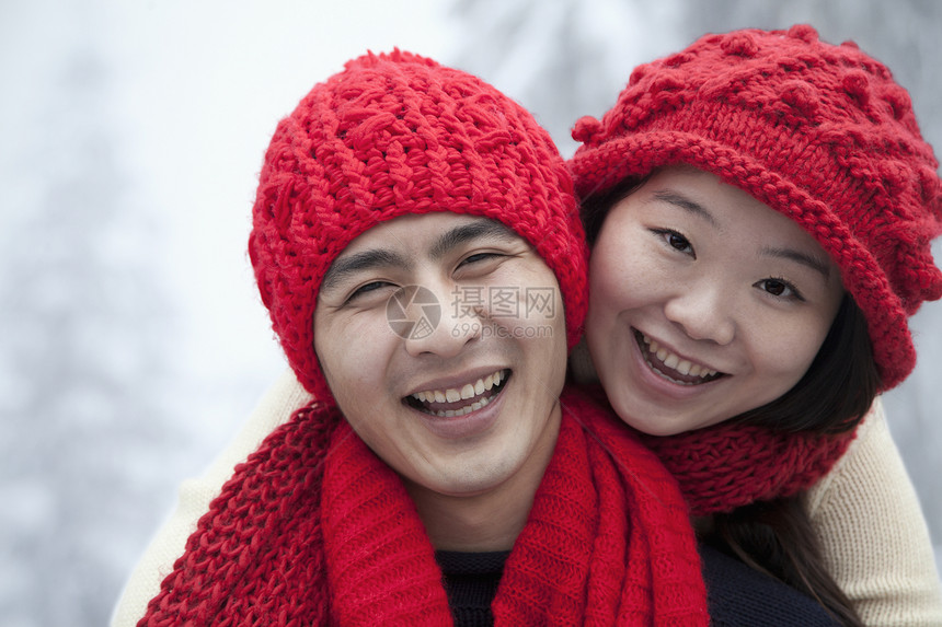 雪中年轻夫妇乐趣围巾针织帽团结年轻人头肩低温幸福拥抱衣物图片