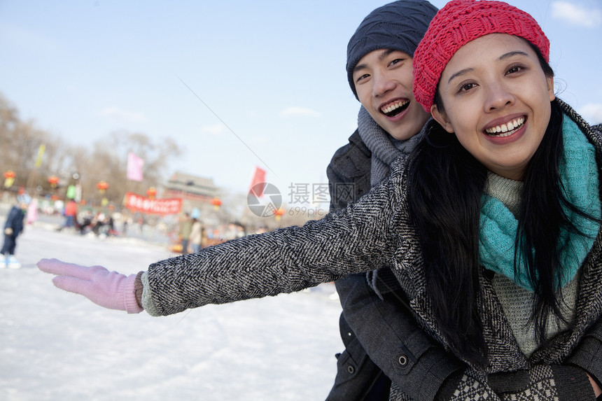 在冰场的年轻夫妇男朋友年轻人外套女性摄影头饰针织帽衣物团结休闲图片