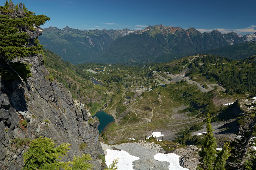 山地景观海拔远足顶峰蓝色山脉天空荒野山峰绿色风景图片