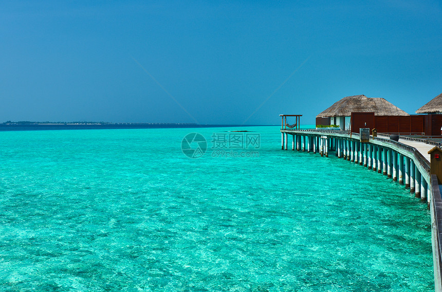 美丽的海滩 有水边的平房奢华酒店天空蓝色海洋异国海景别墅海岸线热带图片