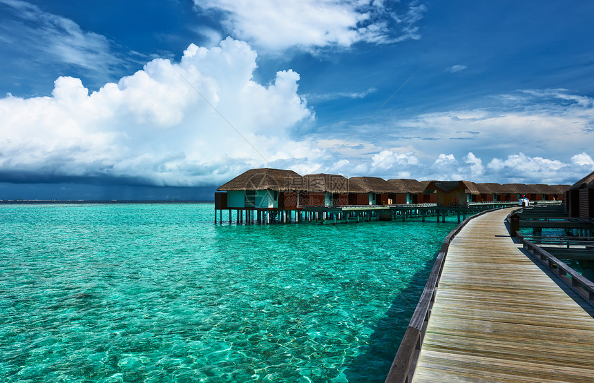 美丽的海滩 有水边的平房情调风景平台海景房子酒店天空异国海洋码头图片