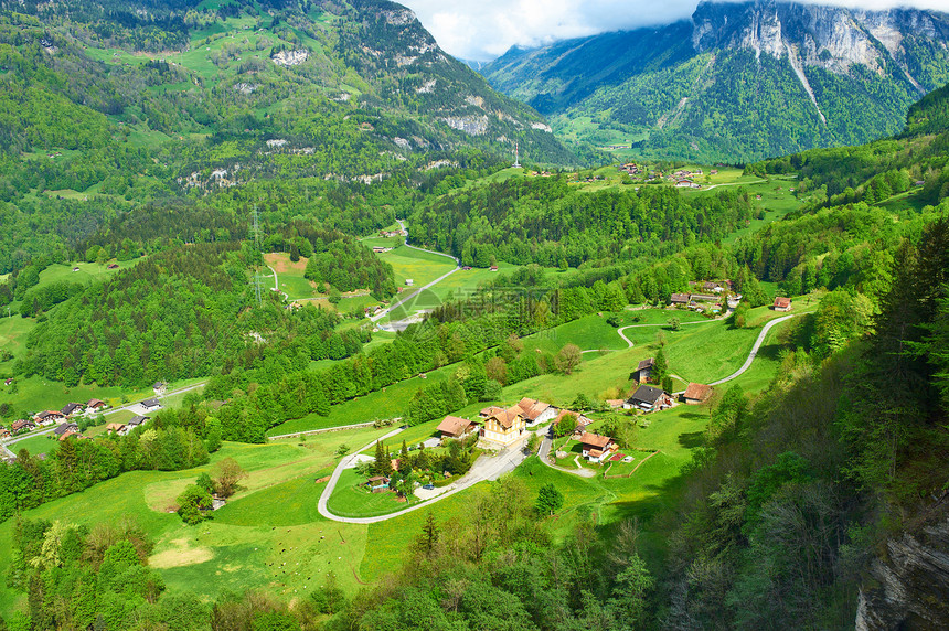 阿尔卑斯山瑞士村旅行农村高山岩石风景绿色天空房子草地山脉图片