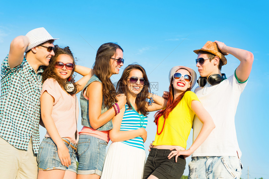 身戴太阳眼镜和帽子的青年群体蓝色太阳派对友谊夫妻精力娱乐庆典乐趣男性图片