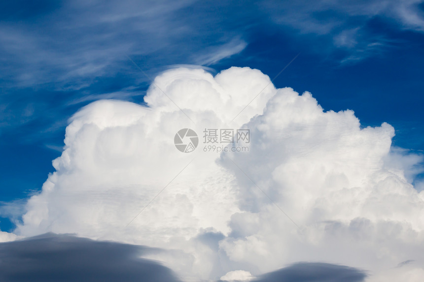 暴风雨前的乌云天气雨云预报风暴空气阳光天空全景云景太阳图片