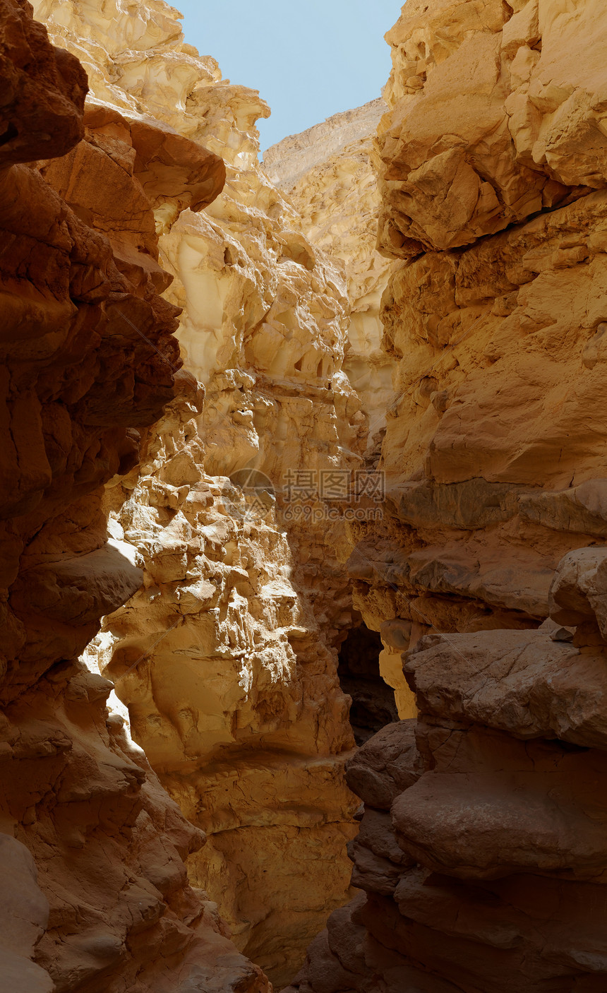 以色列巴拉克峡谷两块岩石之间狭小的空位图片