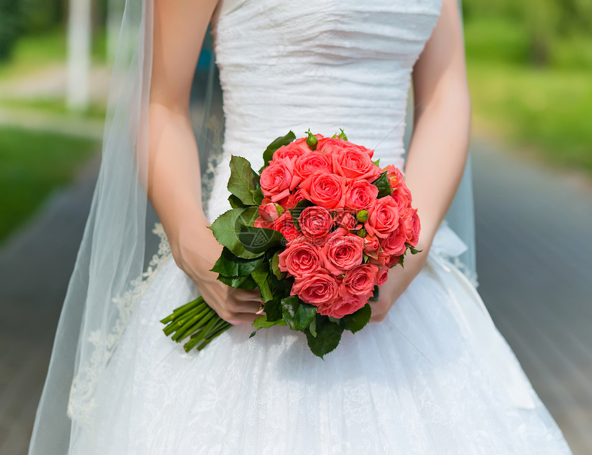 新娘手中的美丽的婚礼花束子幸福夫妻橙子订婚传统花朵女士妻子庆典女性图片