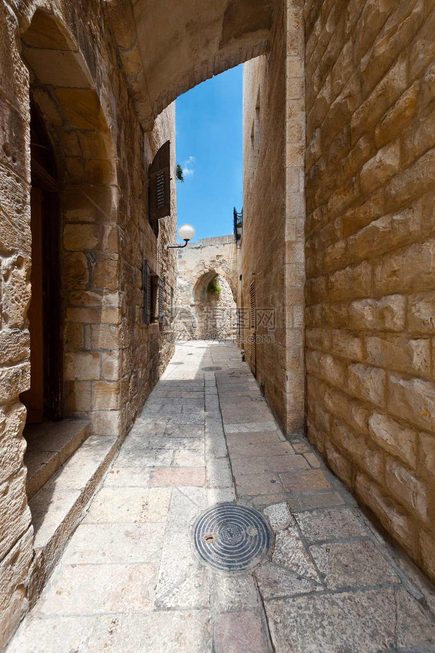耶路撒冷鹅卵石胡同窗户天空历史性路面阴影住宅蓝色建筑学图片