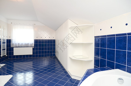 现代洗手间浴室白色收银台耕作蓝色窗户背景图片