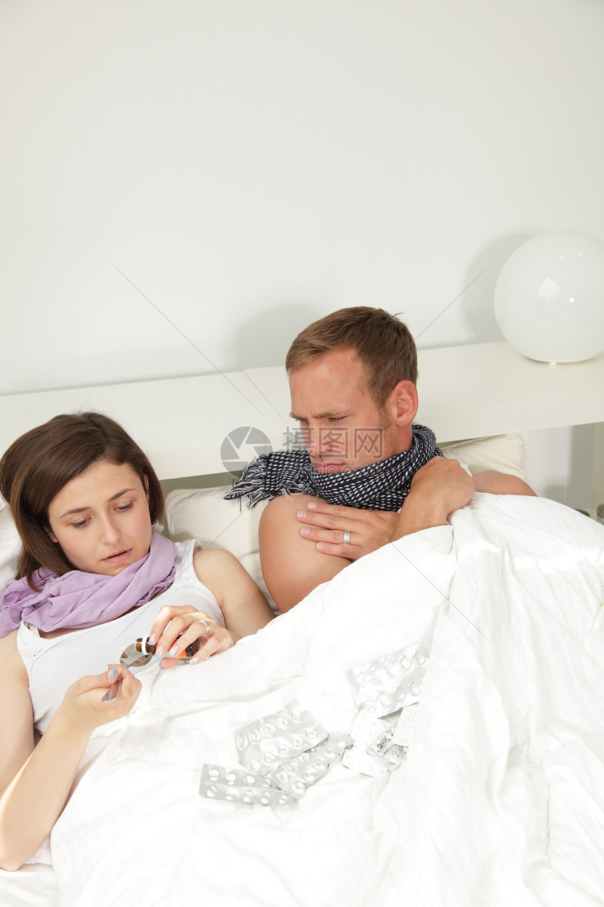 床上有可憎病病的年轻夫妇图片