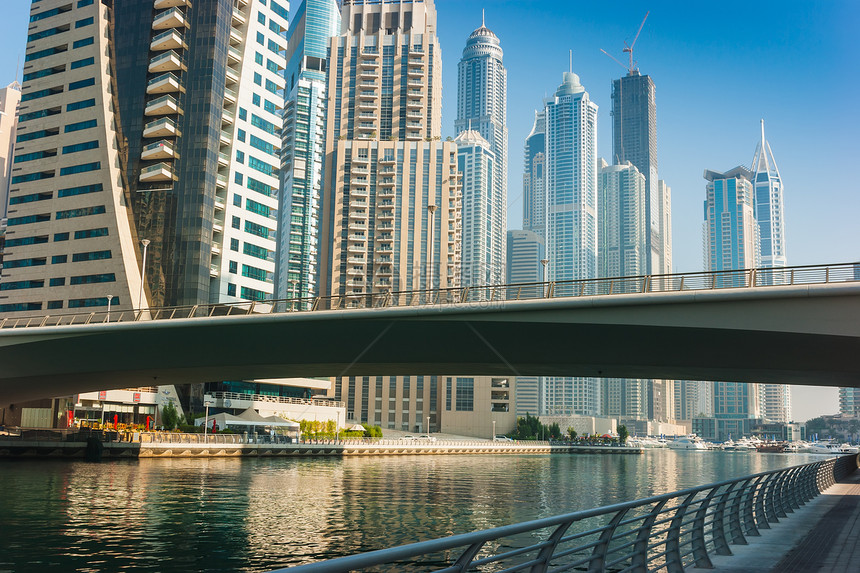 阿联酋迪拜高楼建筑和街道摩天大楼玻璃商业生长城市酒店灯光建筑学奢华办公室图片