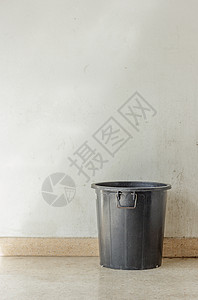 黑垃圾桶 有墙壁回收市政塑料垃圾箱黑色垃圾环境背景图片