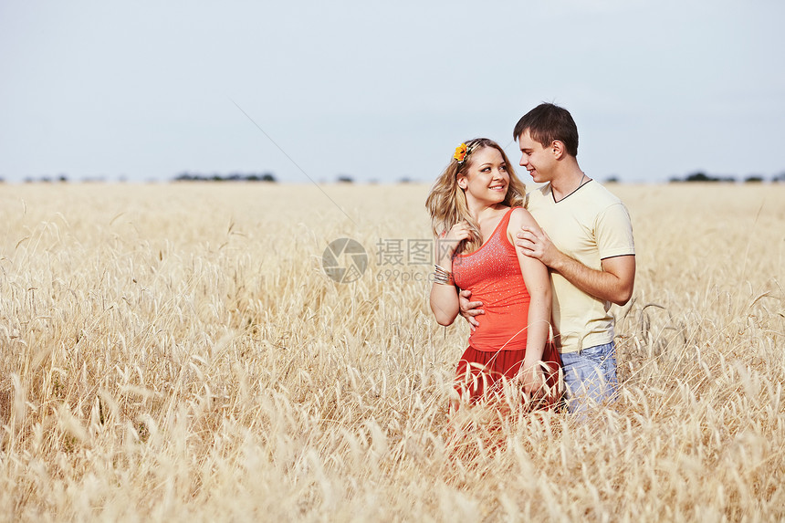 年轻夫妇夫妻闲暇微笑亲热异性男人活动玉米友谊植物图片