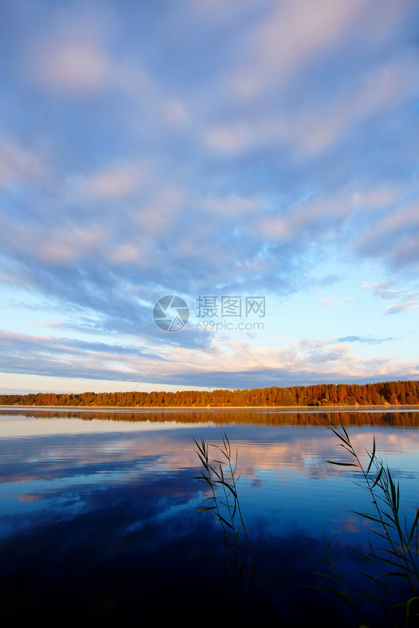 湖边的早晨孤独旅行季节天空阳光自由蓝色海岸线生态天气图片