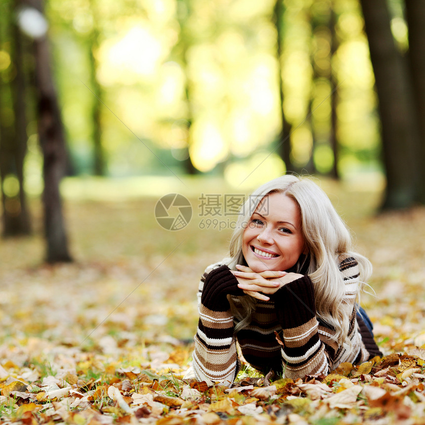秋季妇女叶子公园橙子成人微笑团体眼睛感恩毛衣头发图片