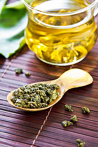 乌龙茶叶叶绿色茶点茶叶竹子香味营养玻璃香气棕色冰壶背景图片