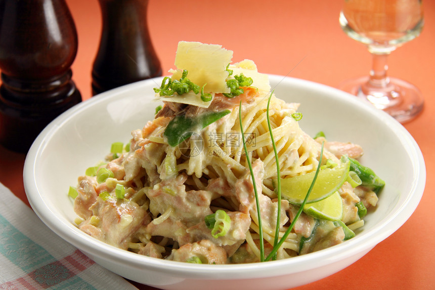 与沙门鱼的意大利面条海鲜草药味道美食奶油状食物烹饪午餐青葱用餐图片