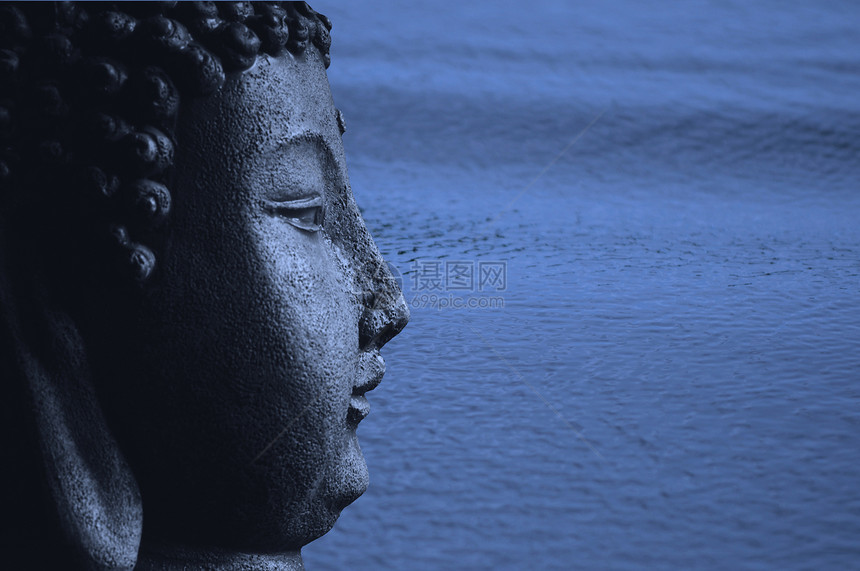 蓝宗佛和水涟漪水景雕像宗教蓝色文化智慧冥想海洋佛头图片