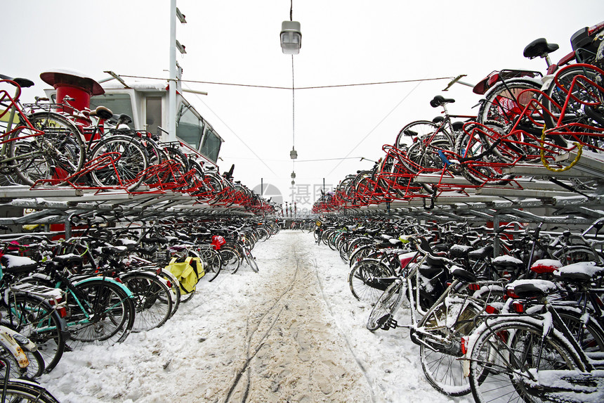 荷兰阿姆斯特丹积雪中的自行车赛车运输建筑学建筑特丹城市中心街道图片