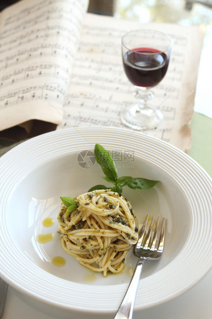 与佩斯托的意大利面条食物香蒜盘子草药烹饪味道勺子乐谱餐巾午餐图片
