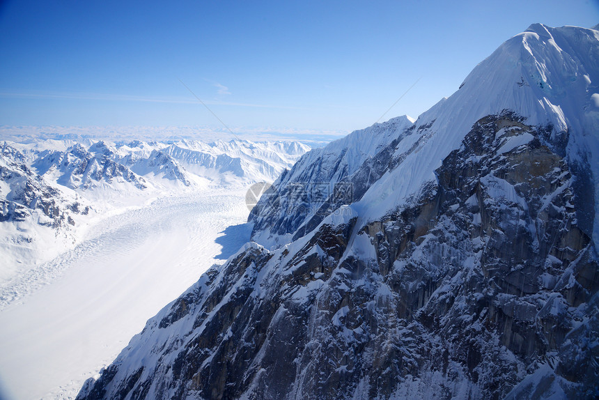 阿拉斯加冬山上的岩石蓝色顶峰白色晴天图片