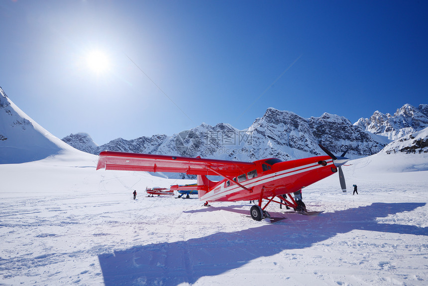 冰川上的红色平面晴天公园飞机图片