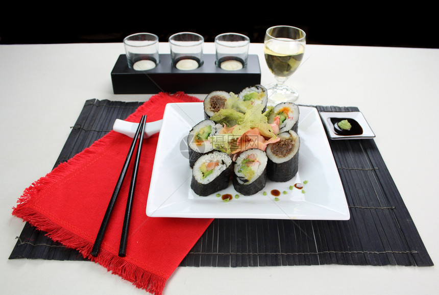 混合寿司营养餐巾牛肉桌面美食食物味道玻璃酱油午餐图片