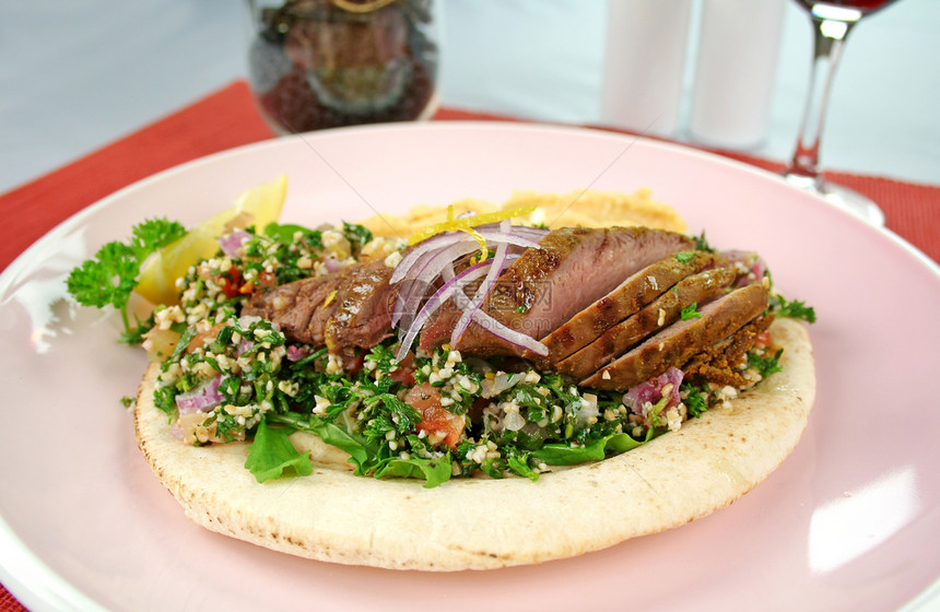 中东羊肉饼面包营养烹饪香菜青菜蔬菜禁忌桌面玻璃用餐餐巾图片