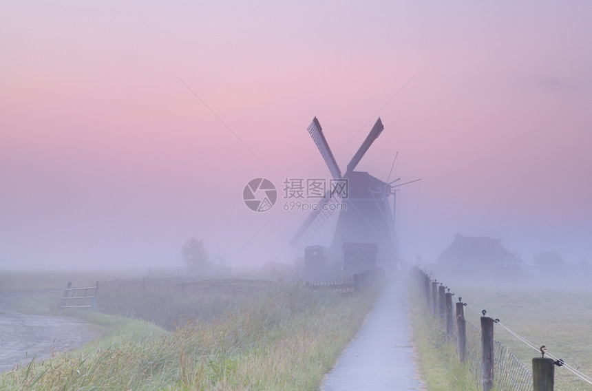 清晨雾中迷人的荷兰风车风景季节农田建筑乡村日落粉色栅栏农村农场图片