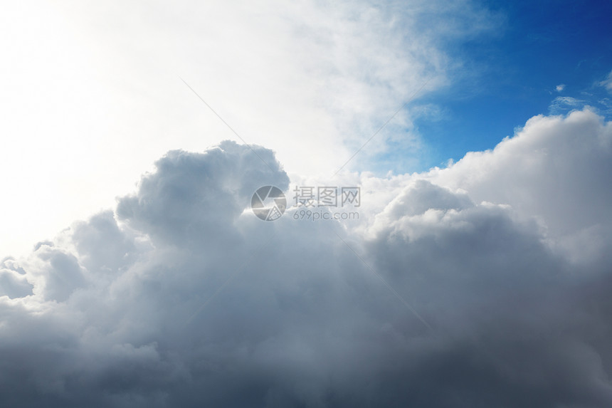 云彩和深蓝天空季节天堂晴天水分天空蓝色环境气象阳光集团图片