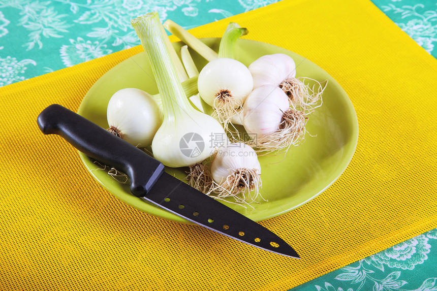 盘子上有大蒜洋葱和厨房刀的死胡同美食黄色营养静物健康营养品菜刀蔬菜图片