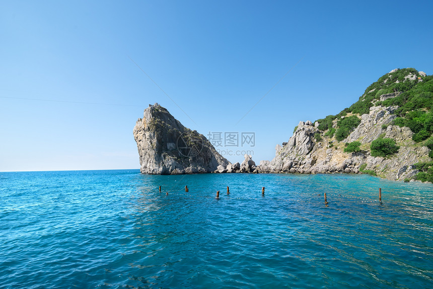 海洋中的岩石森林天空天堂海滩山脉蓝色海岸天后微风悬崖图片