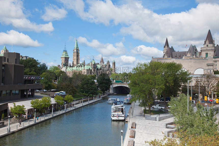 加拿大议会和Rideau运河巡航反思镜子图片