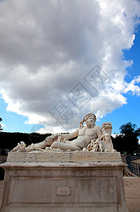 来自卢浮宫附近图里花园的巴黎女神像雕塑艺术天空花园雕像神话背景图片