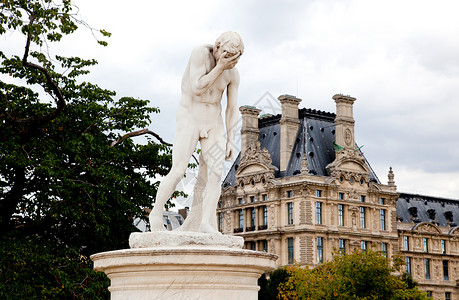 来自卢浮宫附近图里花园的巴黎女神像天空雕塑雕像艺术神话花园背景图片