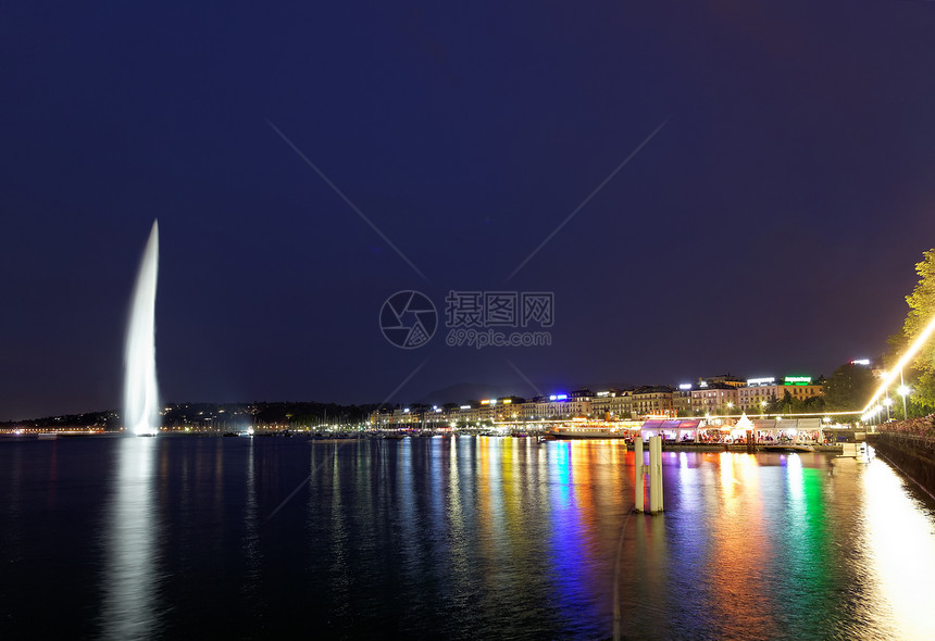 夜间在莱曼湖的日内瓦水喷气式喷水机城市旅游反射地标纪念碑喷射旅行喷泉明信片游艇图片