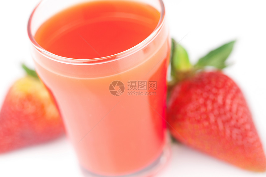 草莓和一杯草莓果汁 在白色上隔绝营养饮食早餐食物红色奶油状生活茶点水果饮料图片