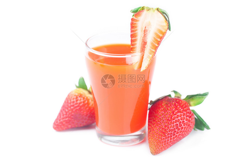 草莓和一杯草莓果汁 在白色上隔绝甜点饮料食物茶点水果冷却器生活红色营养饮食图片