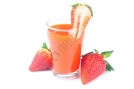 在一杯草莓草莓和一杯草莓果汁 在白色上隔绝甜点饮料食物茶点水果冷却器生活红色营养饮食背景
