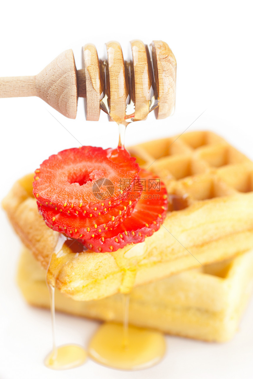 比利时的华夫饼和草莓放在盘子上 粘贴蜂蜜和午餐环境棍棒面包美食早餐甜点饼干水果晶圆图片