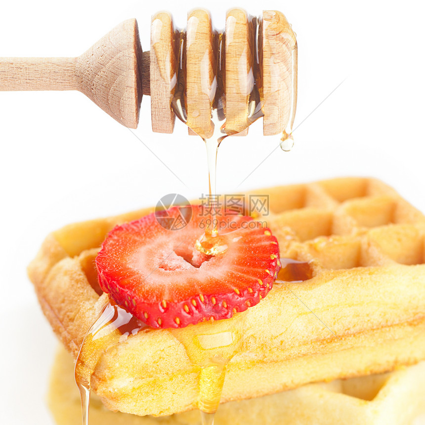 比利时的华夫饼和草莓放在盘子上 粘贴蜂蜜和晶圆小吃糕点午餐早餐浆果蛋糕甜点美食液体图片