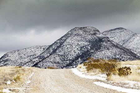 亚利桑那州龙凤山的冬雪背景图片