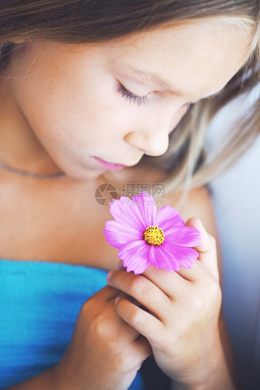 有花的女孩女性雏菊眼睛孩子宇宙初恋青少年享受蓝色香气图片