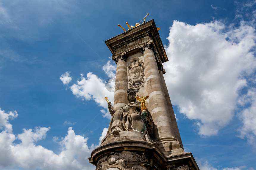 亚历山大三世大桥支柱部门  紧靠云云  巴黎 Fran天空雕像金子旅行地标旅游城市喇叭历史性建筑学图片
