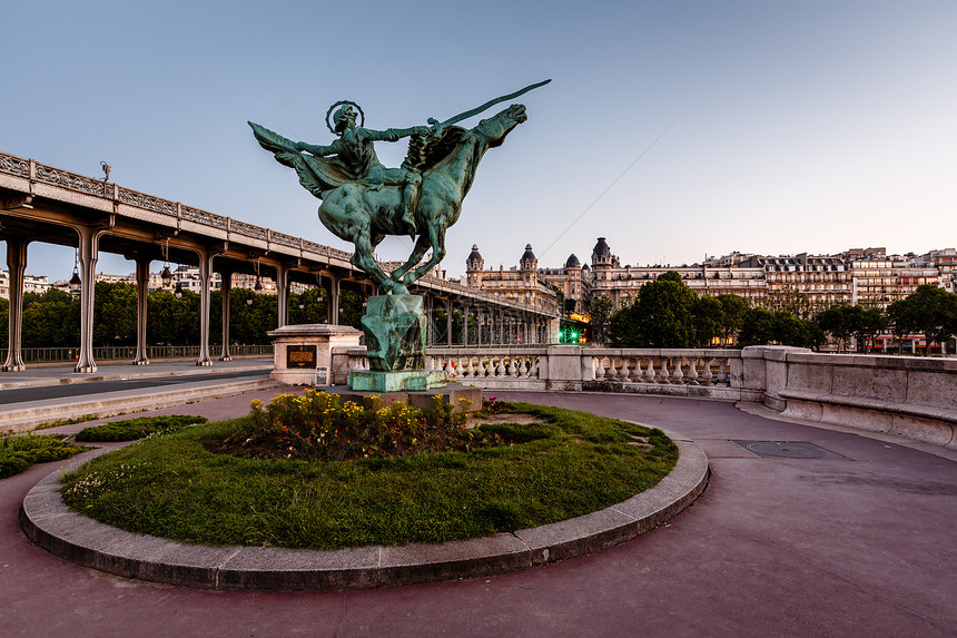 法国巴黎黎明BirHakeim桥重生法国雕像地标市中心景观天空城市铁路纪念碑雕塑旅行运输图片